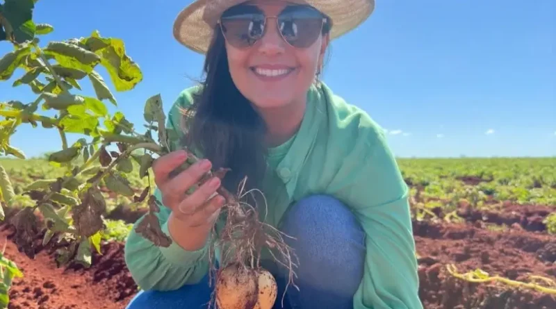 Mulher segurando um tubérculo