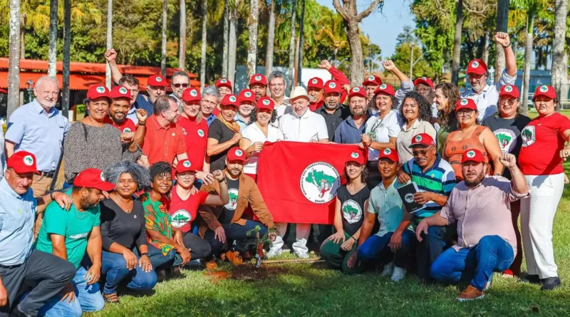 Lula se encontra com membros do MST em Brasília