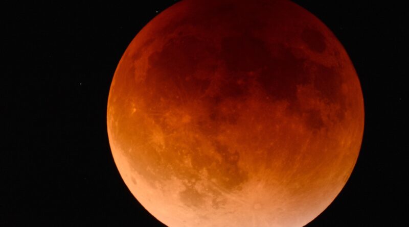 eclipse lunar, chamado de lua de sangue