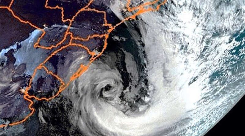 Frente fria avança e ciclone extratropical provoca ventos fortes