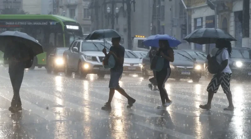 Chuva em São Paulo deixa feridos e interrompe operação de montadora de carros
