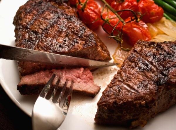 Consumo de carne vermelha é essencial para mulheres acima dos 40 anos, indica nutricionista